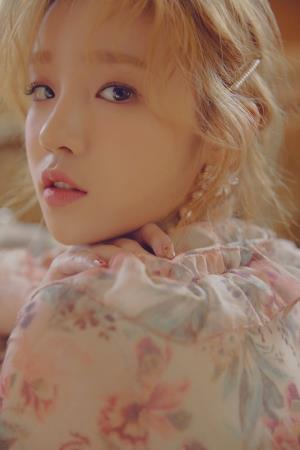 Song Yuqi's poster