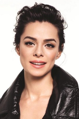 Özge Özpirinçci's poster